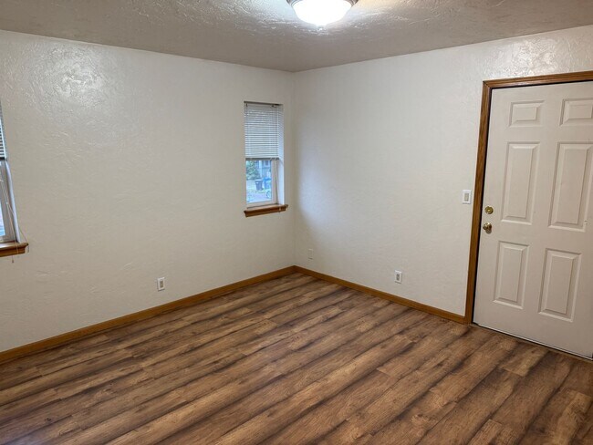 Building Photo - Updated 2 bedroom 1.5 bath duplex!