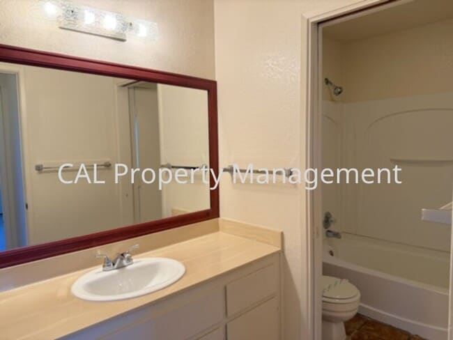 Building Photo - Northgate Village Condo 2 Bed/1 Bath!