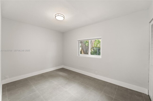 Building Photo - 3500 SW 25th St