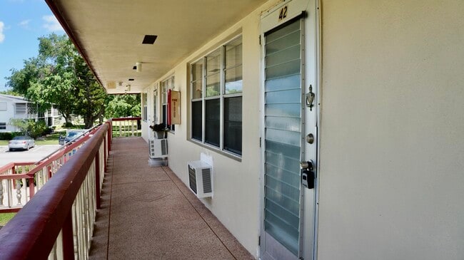 Building Photo - 42 Sussex E