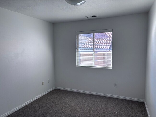 Building Photo - 3 bed / 2.5 bath / 1 car garage townhome with community pool