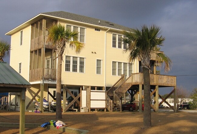 Building Photo - 308 Easy St