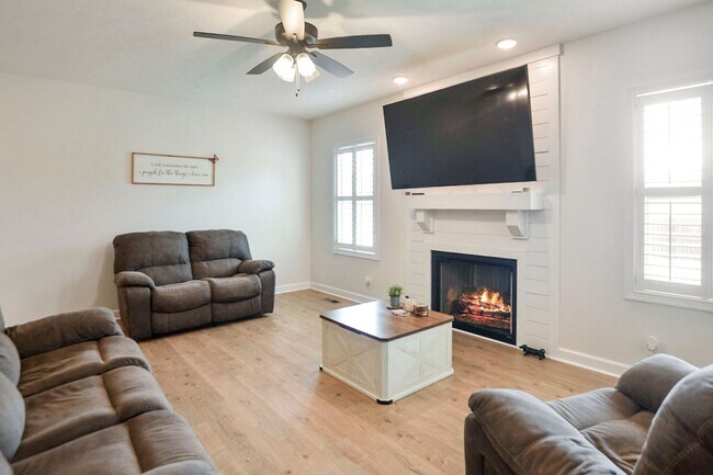 Building Photo - Pet Friendly Four Bedroom!