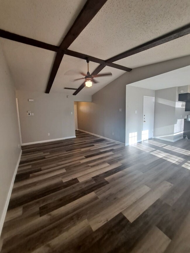 Building Photo - Amazing 3/2/2 in Lancaster!