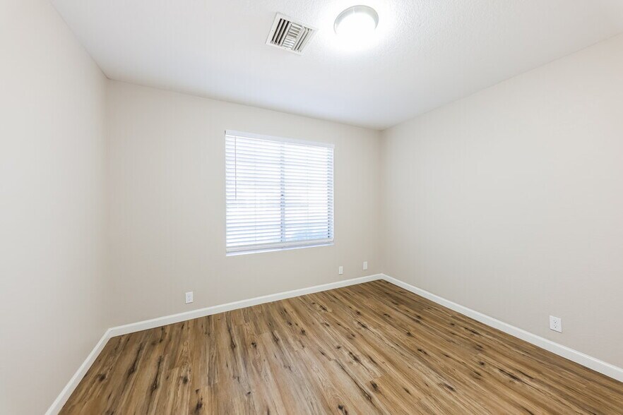 Building Photo - 11027 N 59th Dr