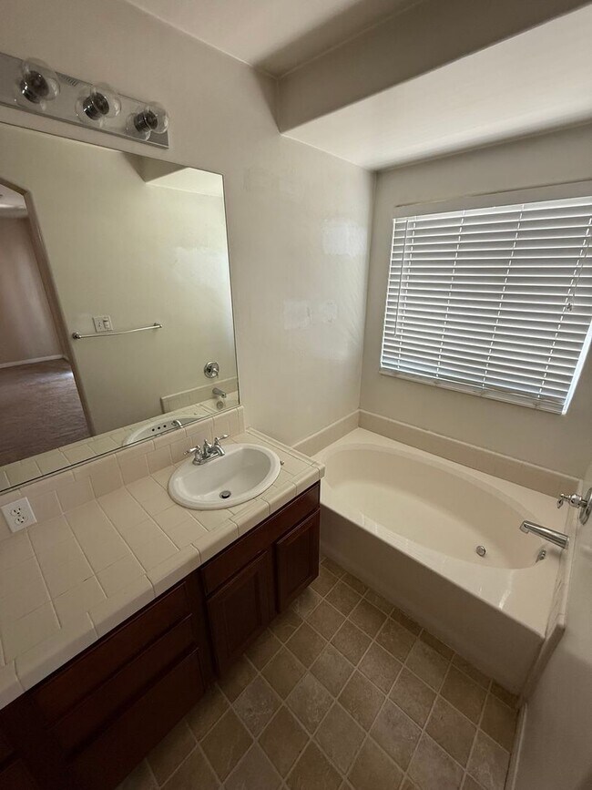 Building Photo - Spacious 3-Bedroom, 2-Bathroom Home in Sou...