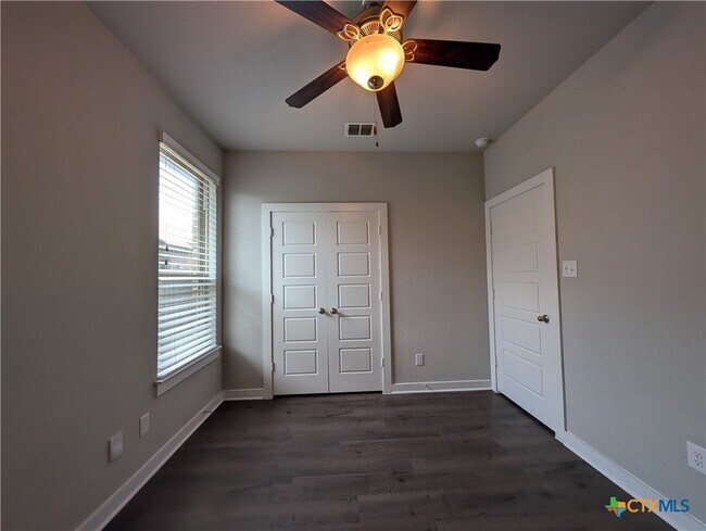Building Photo - 546 Creekside Frst