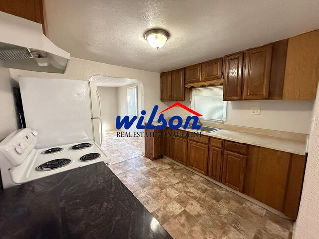 Primary Photo - Spacious Home with Yard and Close to Shopp...