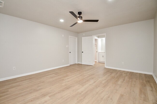 Building Photo - 9903 Bromel Station St