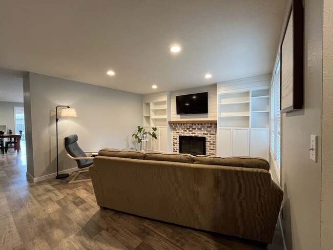 Building Photo - Charming Home Near Nike Campus with Vaulted Ceilings & Updated Kitchen