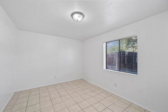 Building Photo - 3010 N Sparkman Blvd