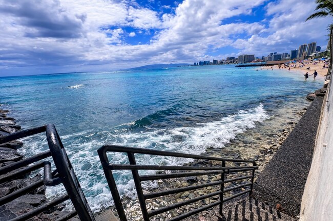 Building Photo - Waikiki Beach Front Condo! 1Bd/1Ba/1Prkg Furnished, W/D, Elec included, & MORE!