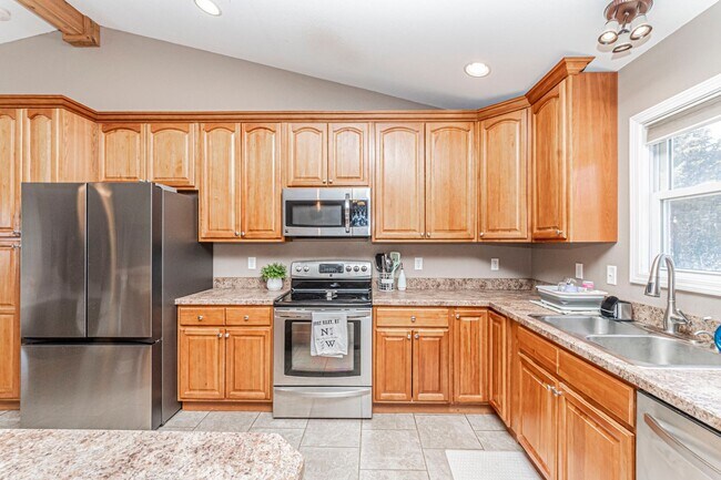 Building Photo - Spacious Single Family Home