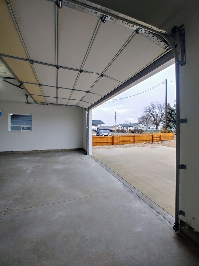 Building Photo - 3 Bedroom, 2 Bathroom Updated Home in Home...