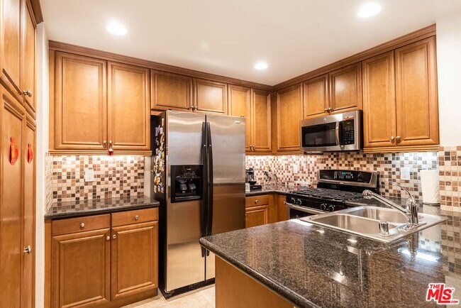 Building Photo - 6020 S Seabluff Dr
