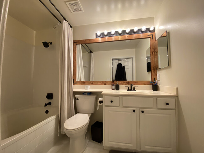 Primary Bathroom w/soaking tub - 131 Timberbrook Ln