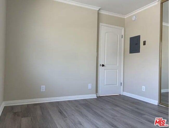 Building Photo - 567 S Wilton Pl