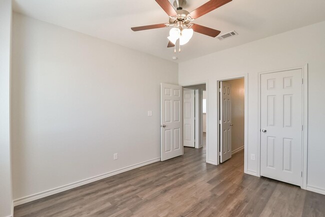 Building Photo - Spacious Duplex Living in Fort Worth, TX