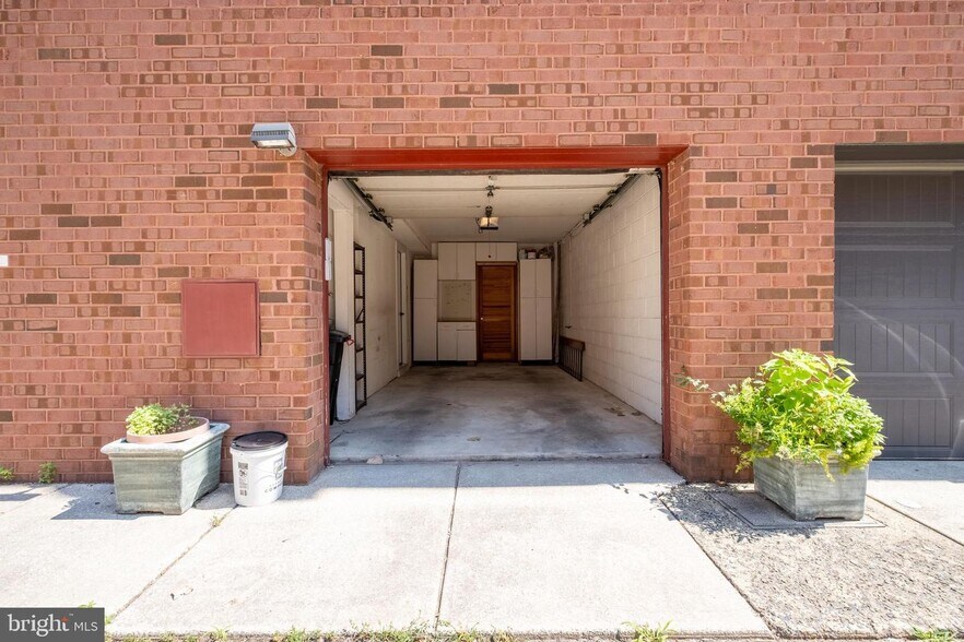 Building Photo - 129 Catharine St