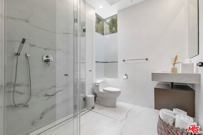 Building Photo - 9405 Sierra Mar Pl