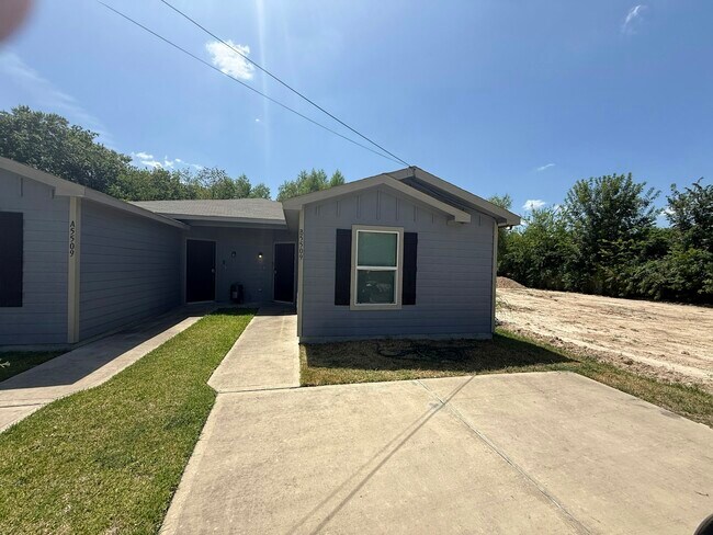 Building Photo - 5509 Nielan St