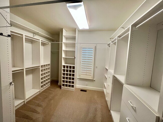 Building Photo - 5 Bed, 3.5 Bath w/ 3 Car Garage Less than 1 Mile from Downtown Franklin