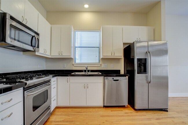 Building Photo - 5813 Darling St