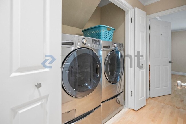 Building Photo - 14541 Oak St