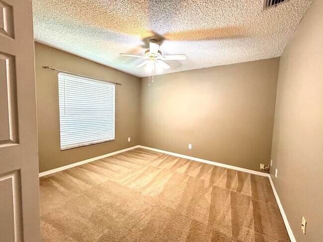 Building Photo - 4760 Manchester Dr