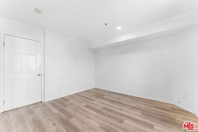 Building Photo - 361 Salem St