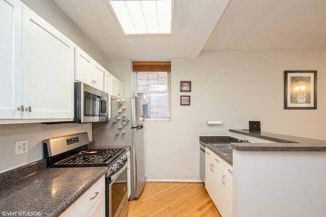 Building Photo - 647 W Sheridan Rd