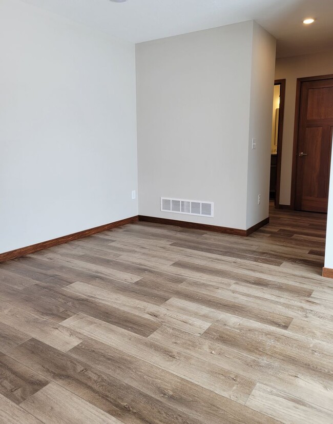 Building Photo - Middle Unit Townhouse