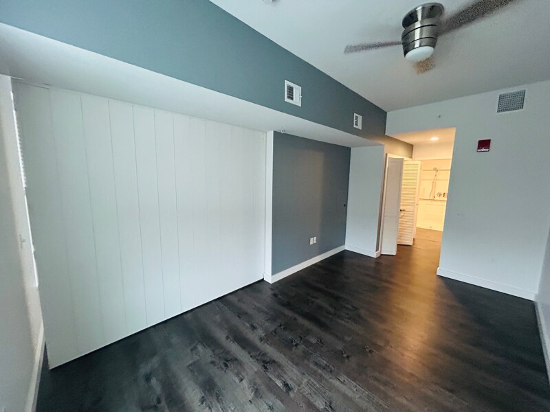 Building Photo - 550 New Holland Ave