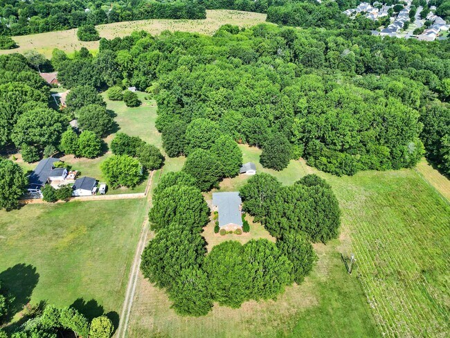 Building Photo - Lovely 3 Bed 2 Bath Ranch Home on Large Lot!