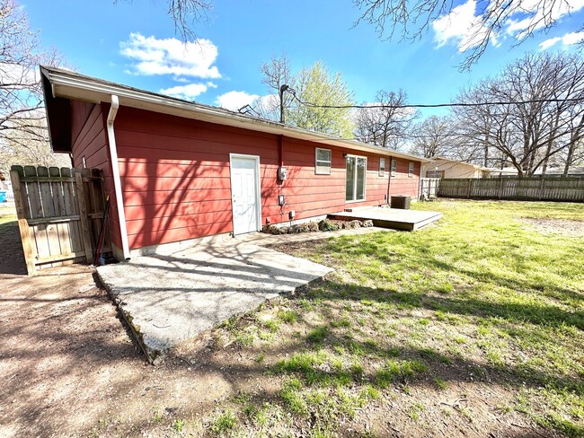 Building Photo - Updated 3-Bed Home with Garage & Fenced Ya...