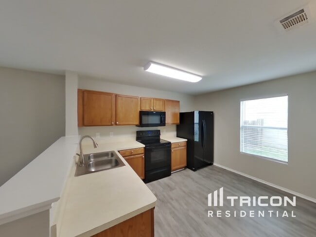 Building Photo - 1601 Vineridge Ln