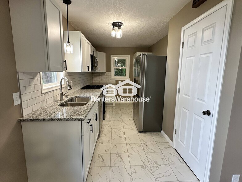 Building Photo - 3311 Interlachen Dr NE