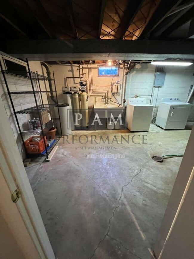 Building Photo - 8862 N Malibu Dr