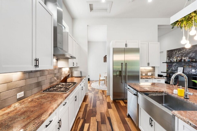 Building Photo - Modern Oasis in Bouldin Creek