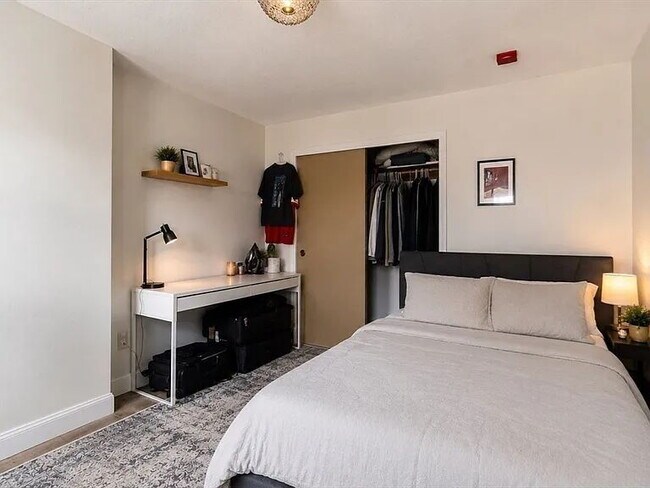 Building Photo - "Charming 1-Bedroom Apartment in Vibrant South Boston – Your Perfect Urban Retreat!"