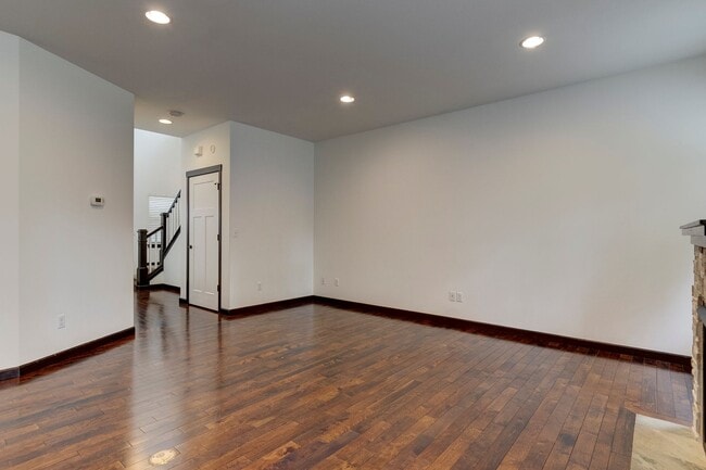 Building Photo - Stunning 3 Bed 2.5 Bath home in Fairway Point