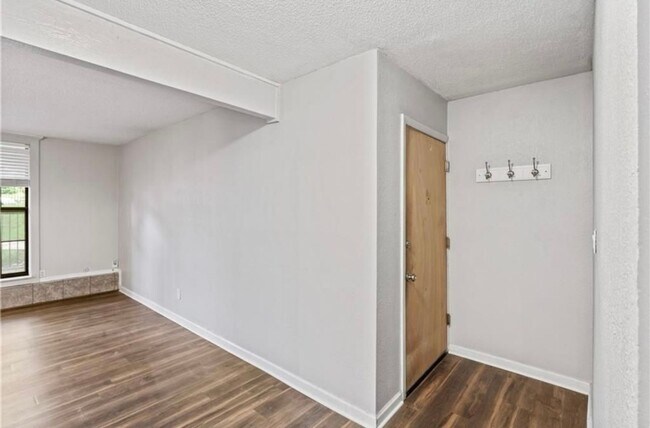 Building Photo - Plaza condo 2 Bed 2 Bath! $1495.00