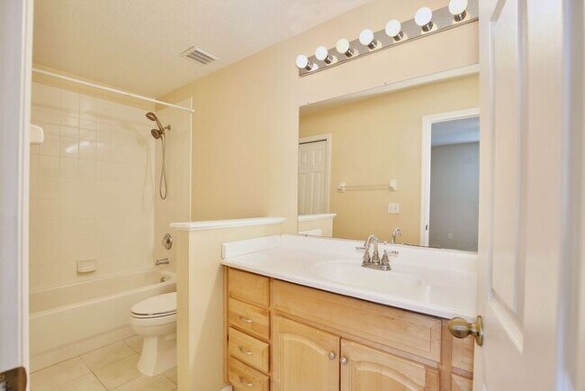 Building Photo - Beautiful 2/2.5 Townhome in the Gated Community of Waterford Villas - East Orlando is Available Now!