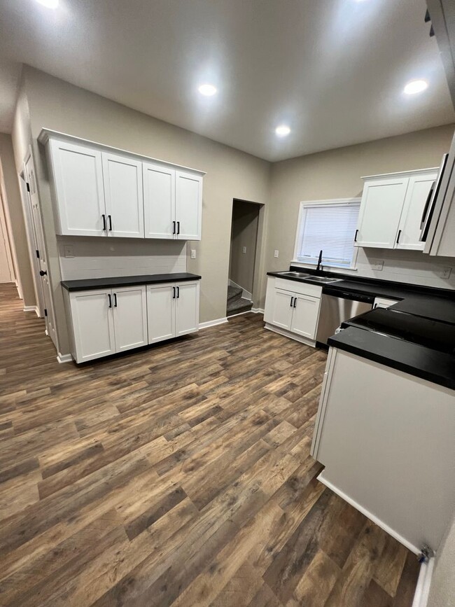 Building Photo - 3 Bed 2 Bath