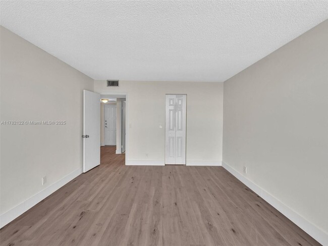 Building Photo - 400 Leslie Dr
