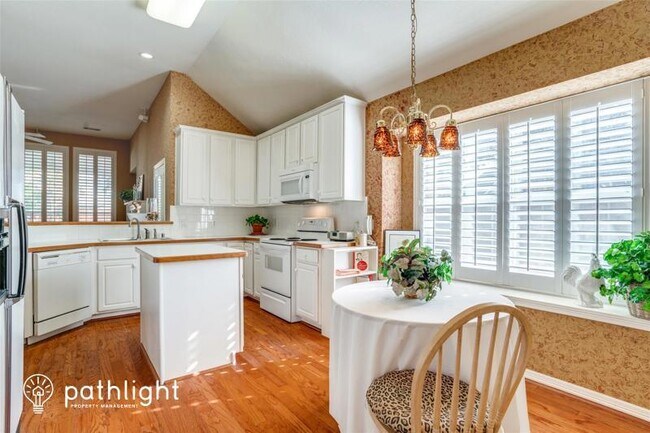Building Photo - 2885 Ridgedale Dr