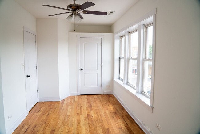 Building Photo - Albany Park - 2 Bed / 1 Bath - Central Heat - Dog Friendly