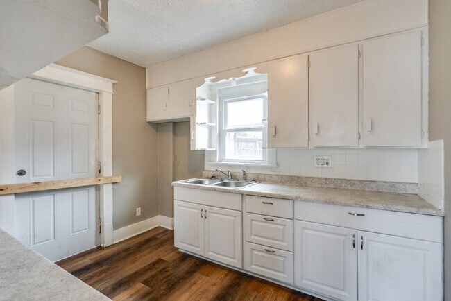 Building Photo - Spacious 3 Bedroom Akron Home