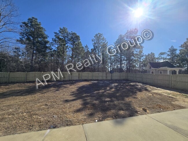 Building Photo - Spacious three bedroom home in the Northeast