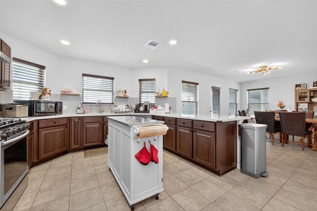 Building Photo - 2623 Hawthorn Park Ct